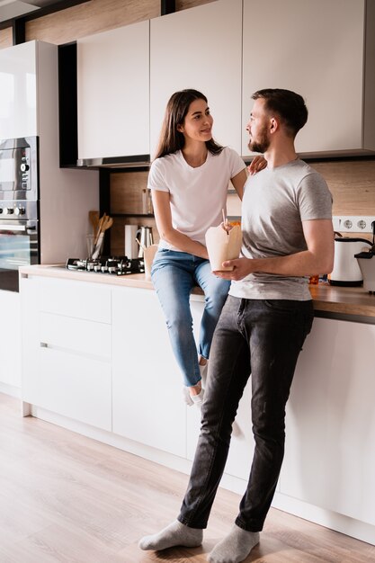 Sonriente hombre y mujer almorzando juntos en casa