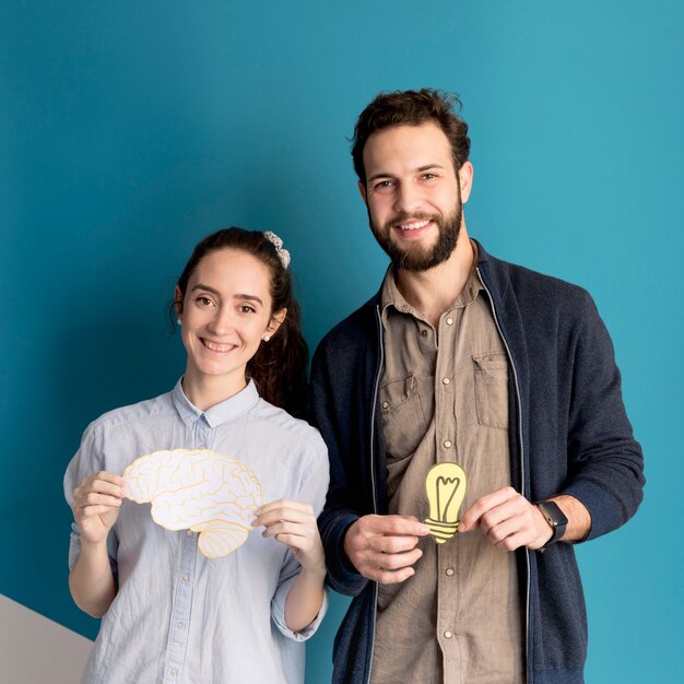 Sonriente hombre y mujer posando juntos