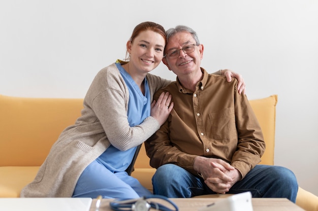 Sonriente, hombre y mujer, posar, juntos