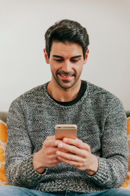 Sonriente hombre navegación smartphone