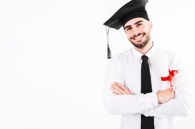 Sonriente hombre de pie con diploma