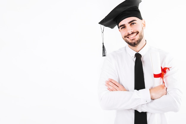 Sonriente hombre de pie con diploma