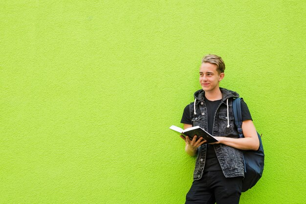 Sonriente hombre posando con el libro