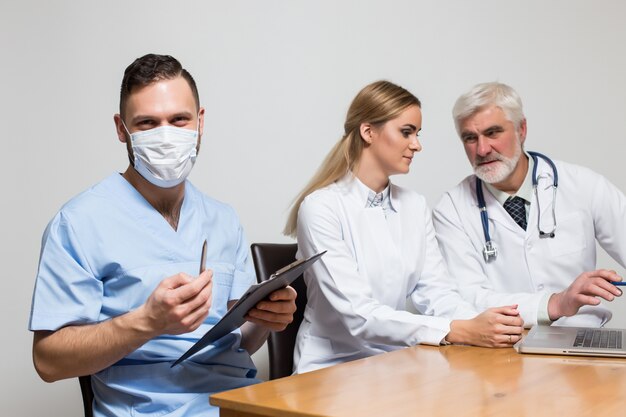 Sonriente hombres estetoscopio conjunto hospital uniforme