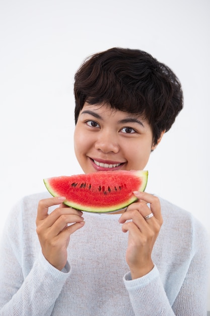 Sonriente, joven, asiático, mujer, tenencia, sandía