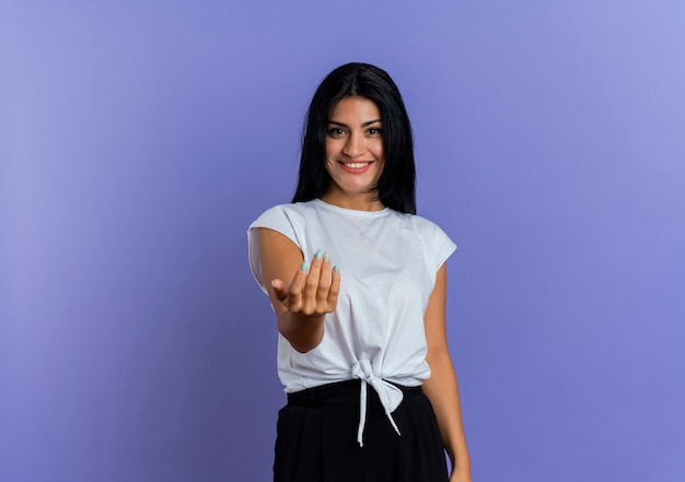 Foto gratuita sonriente joven caucásica gestos vienen aquí signo de mano