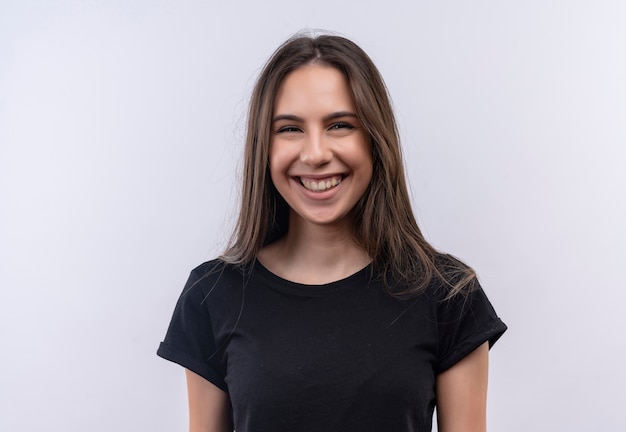 Foto gratuita sonriente joven caucásica vistiendo camiseta negra sobre fondo blanco aislado