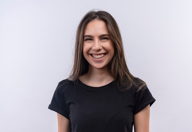 Sonriente joven caucásica vistiendo camiseta negra sobre fondo blanco aislado