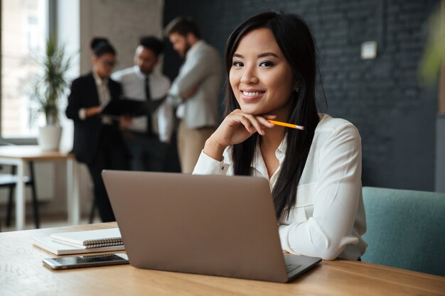 Sonriente joven empresaria asiática