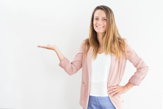 Sonriente joven empresaria mostrando la presentación