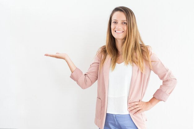 Sonriente joven empresaria mostrando la presentación