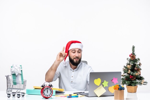 Sonriente joven empresario en la oficina celebrando la Navidad trabajando