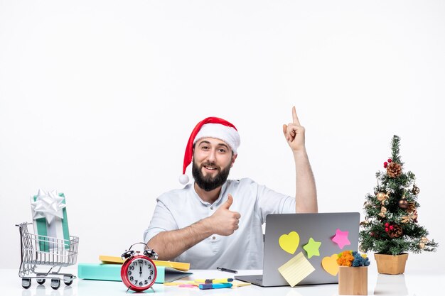 Sonriente joven empresario en la oficina celebrando la Navidad trabajando