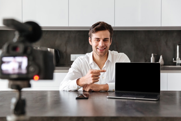 Sonriente joven filmando su video blog episodio