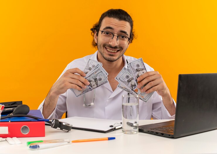 Foto gratuito sonriente joven médico con gafas médicas vistiendo bata médica con estetoscopio