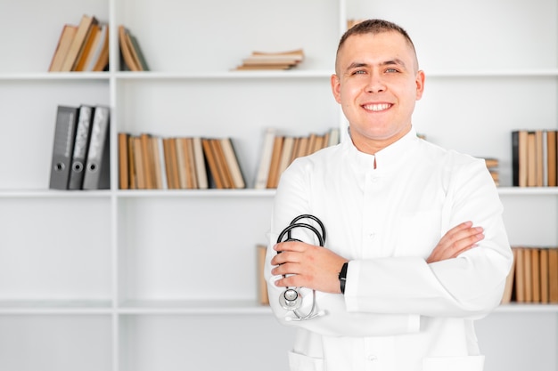 Sonriente joven médico sosteniendo un estetoscopio