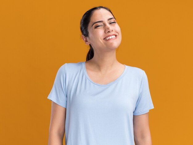 Sonriente joven morena caucásica mirando a la cámara