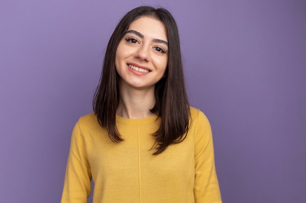 Foto gratuita sonriente joven mujer bonita caucásica