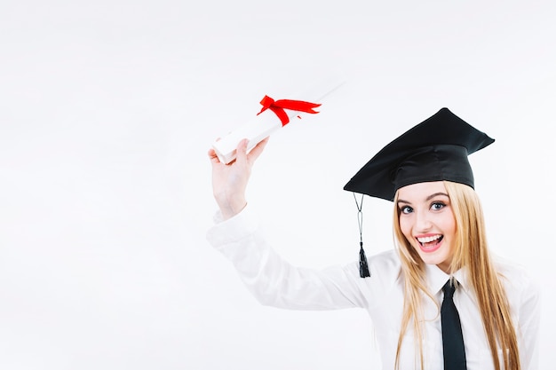 Sonriente joven mujer graduada con diploma