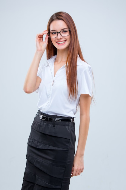 Sonriente, joven, mujer de negocios, en, anteojos