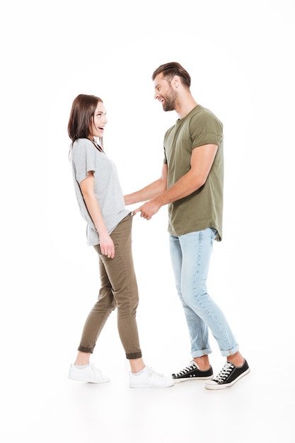 Foto gratuita sonriente joven pareja amorosa de pie aislado