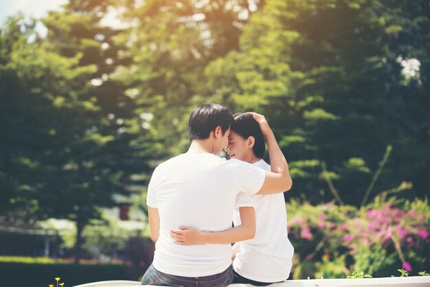 Sonriente joven pareja enamorada al aire libre