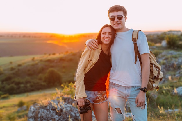 Sonriente joven pareja feliz