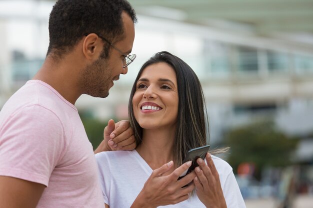 Sonriente joven pareja mirándose