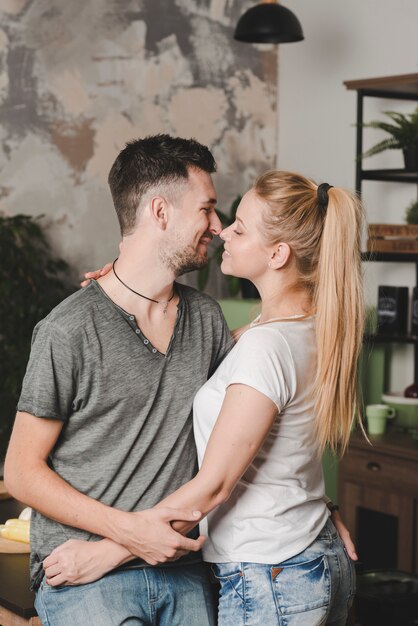 Sonriente joven pareja romántica amándose