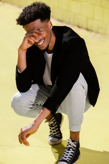 Foto gratuita sonriente, joven, sentado al aire libre