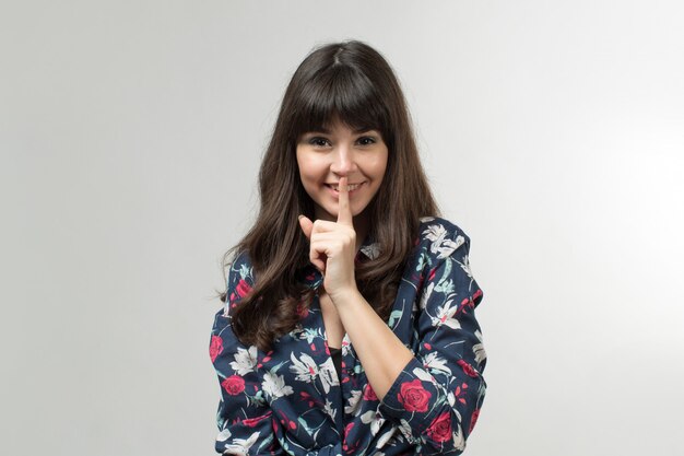 sonriente jovencita en camiseta diseñada de buen humor con el pelo largo en blanco