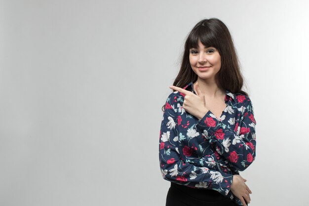 sonriente jovencita en camiseta diseñada de buen humor con el pelo largo en blanco