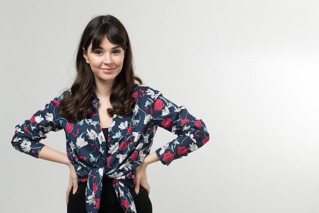 sonriente jovencita en camiseta diseñada de buen humor con el pelo largo en blanco