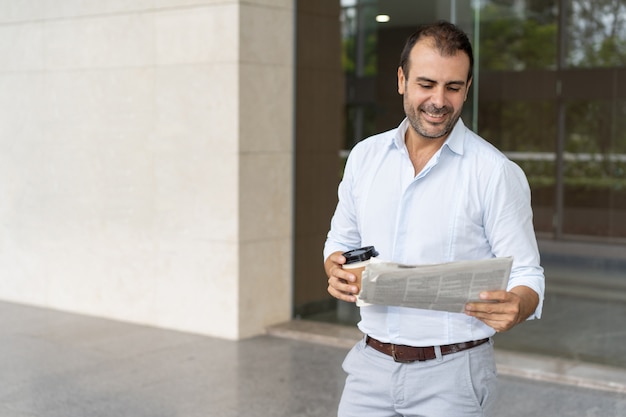 Sonriente líder empresarial aprendiendo buenas noticias