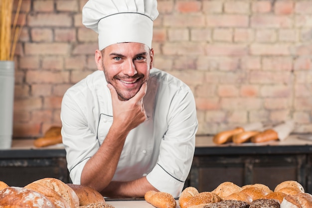 Sonriente, macho, panadero, en, panadería