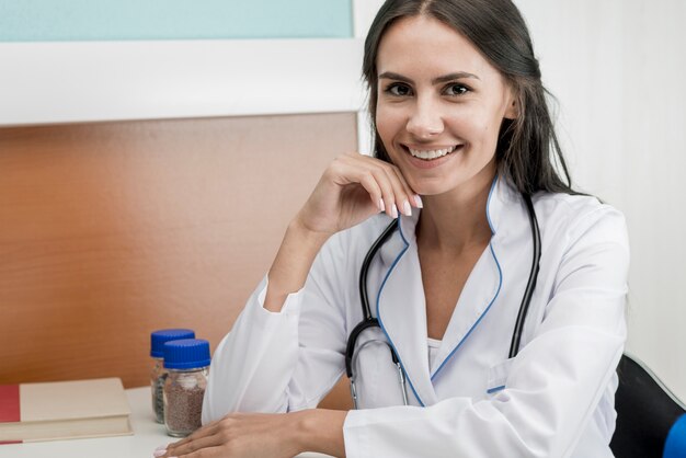 Sonriente médico mujer en el hospital
