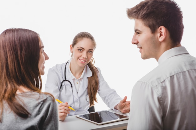 Sonriente médico con los pacientes