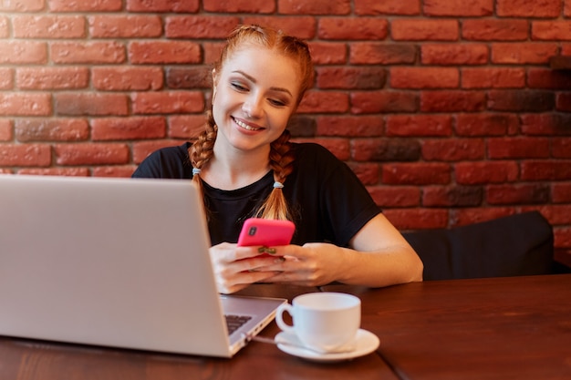 Sonriente mujer adorable con coletas