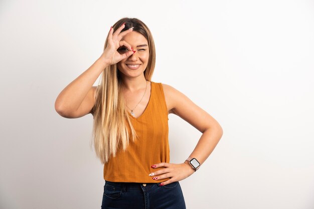 Sonriente mujer adulta bastante joven mirando a cámara y posando.