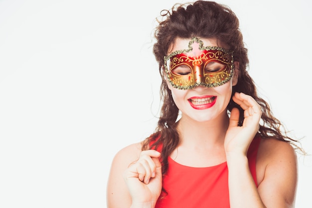 Sonriente mujer adulta en máscara de carnaval