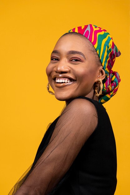 Sonriente, mujer africana, posar