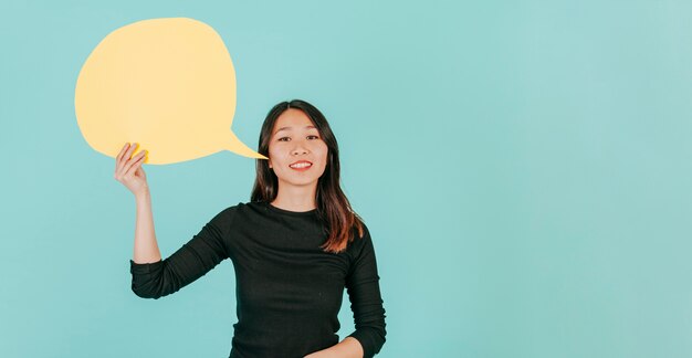 Sonriente mujer asiática con bocadillo