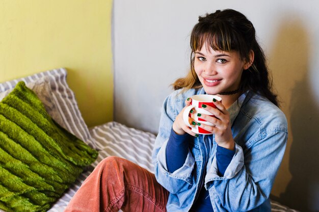 Sonriente mujer con bebida caliente