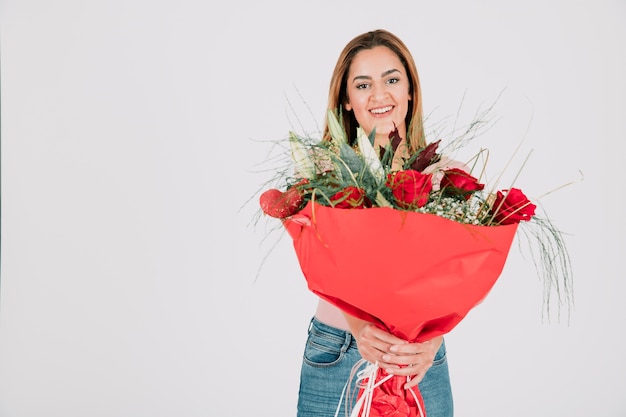 Sonriente mujer bonita con rosas