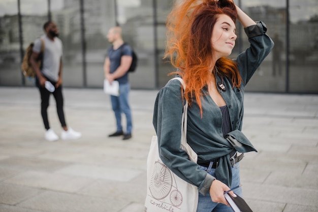 Sonriente mujer caminando con el libro