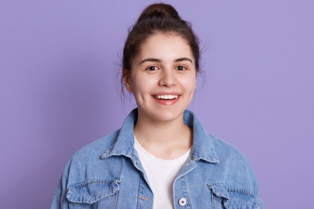 Sonriente mujer feliz vistiendo chaqueta vaquera y camisa blanca