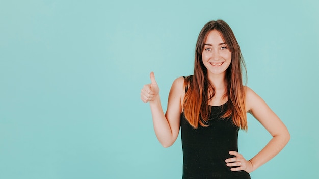 Sonriente mujer gesticular pulgar arriba