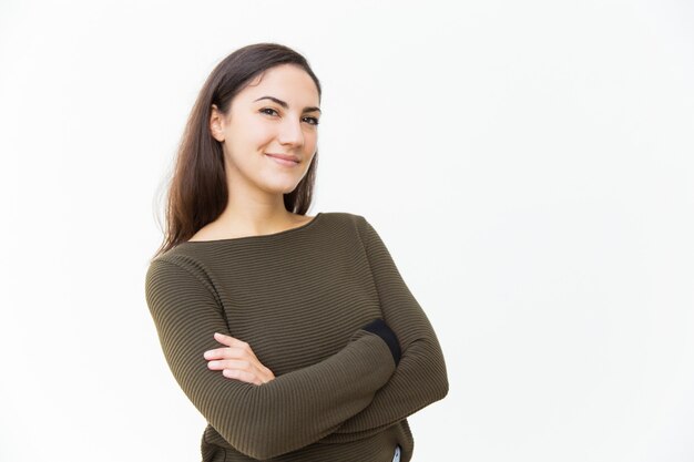 Sonriente mujer hermosa confía posando