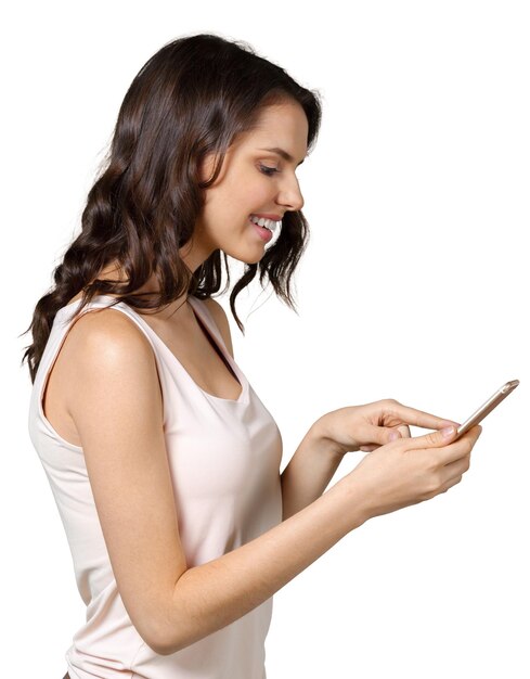 Sonriente mujer hermosa enviando mensajes de texto con su teléfono