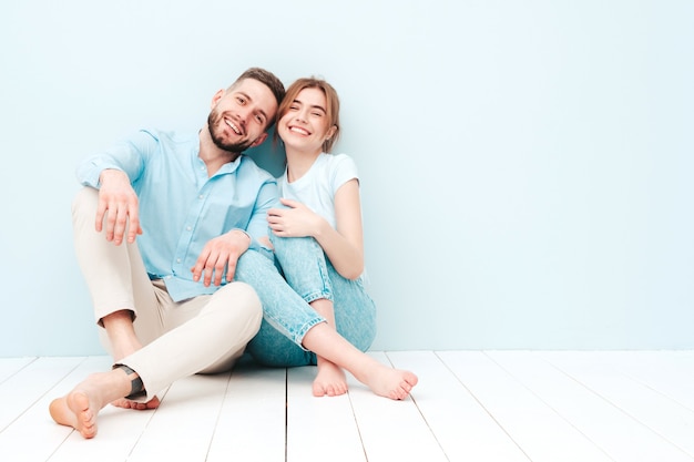 Sonriente mujer hermosa y su guapo novio